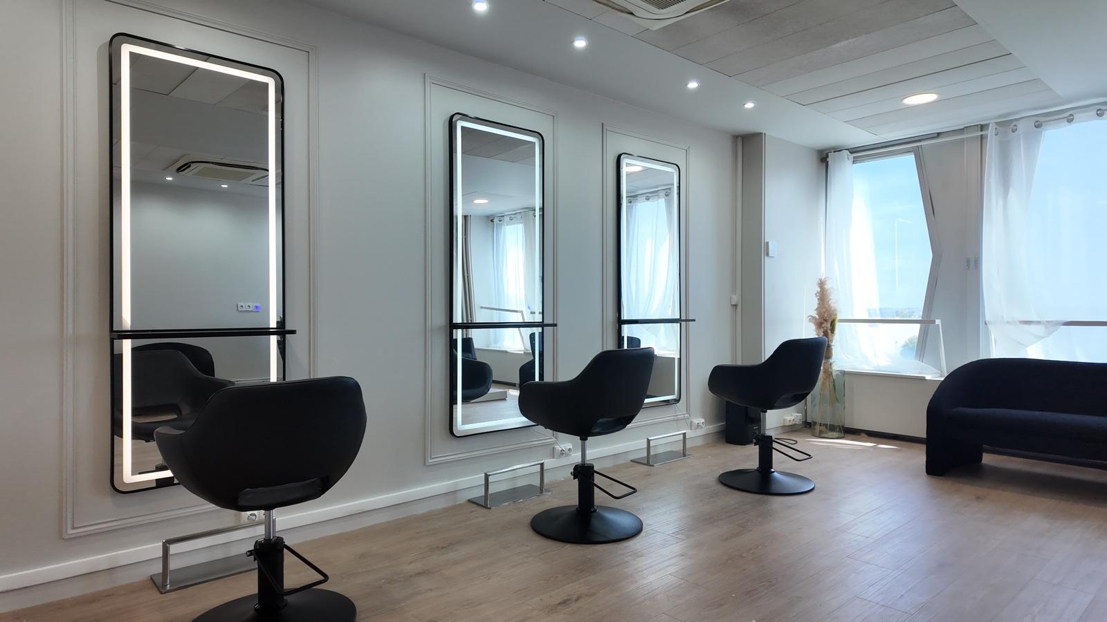 Fauteuils de coiffure face aux miroirs du salon