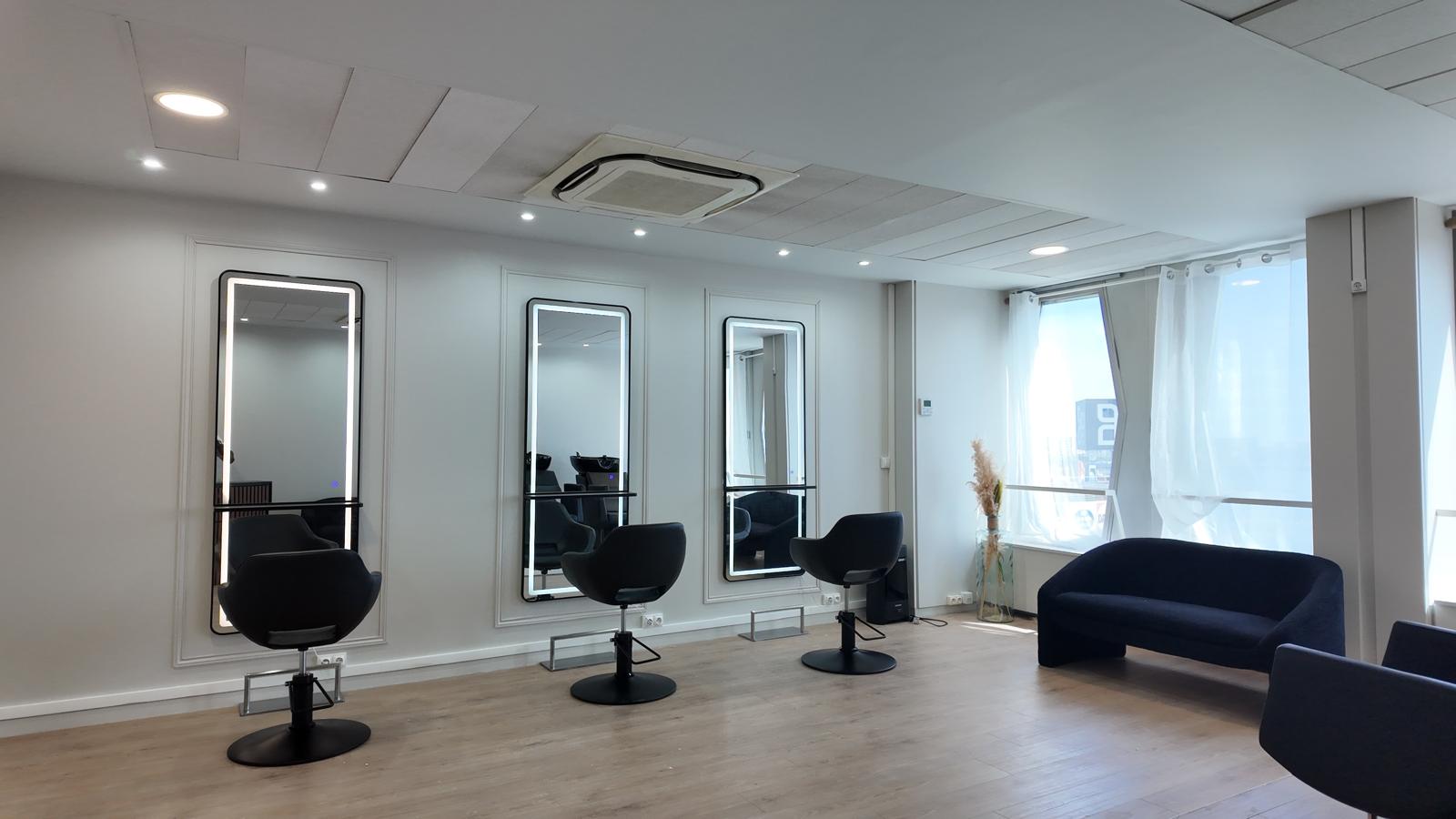 Vue de détail des fauteuils et des miroirs du salon